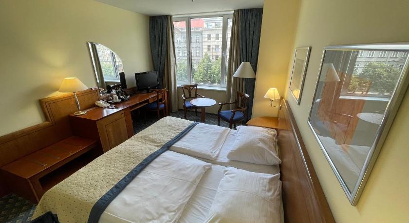 Szoba kétszemélyes ággyal vagy 2 külön ággyal - a Vencel térre nyíló kilátással (Double/Twin room with Wenceslas square view) fotója 4
