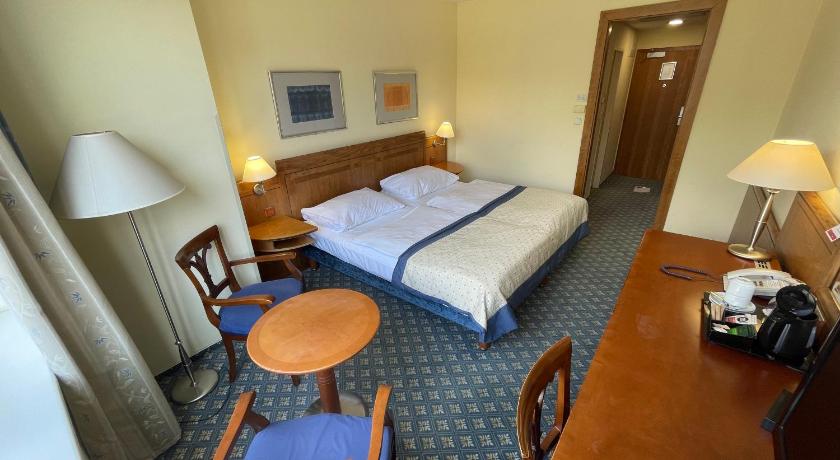 Szoba kétszemélyes ággyal vagy 2 külön ággyal - a Vencel térre nyíló kilátással (Double/Twin room with Wenceslas square view) fotója 5