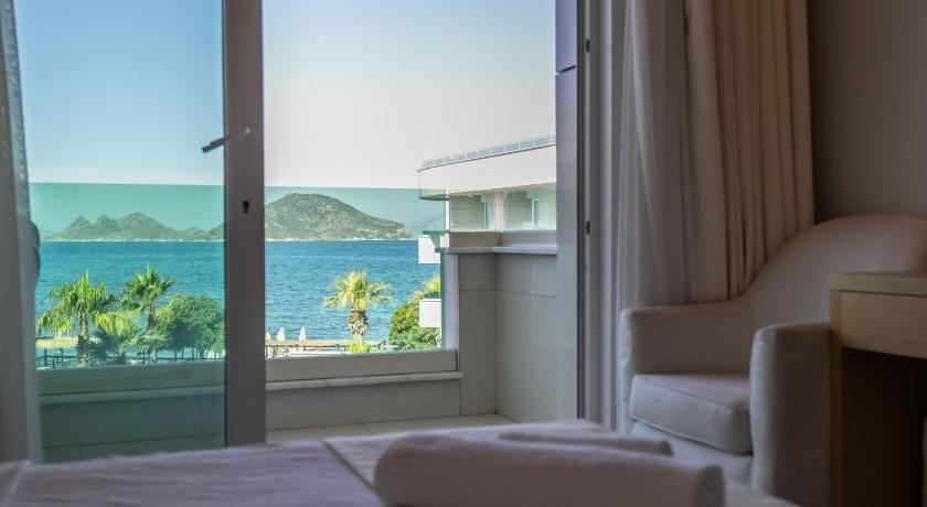 Image of Standard Triple Room with Sea View 10