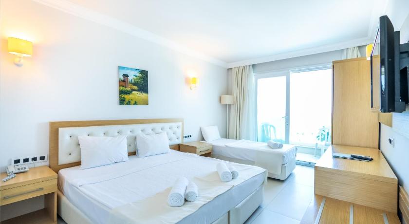 Image of Standard Triple Room with Sea View 5