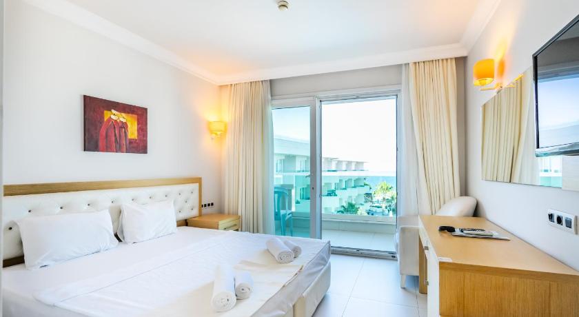 Image of Standard Triple Room with Sea View 4