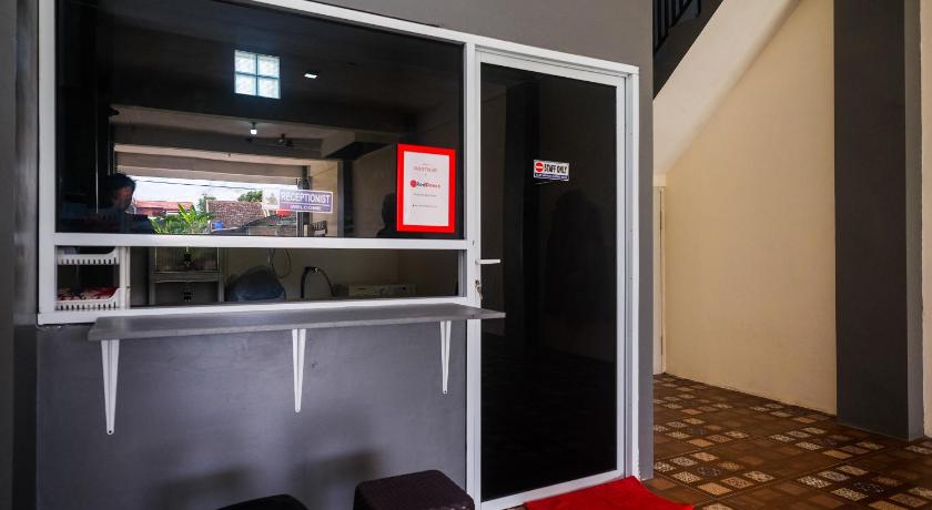 RedDoorz near Laweyan Gentan – Sukoharjo, SD