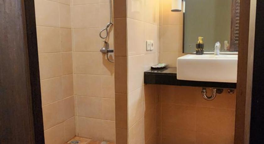 Dalia Budget Hotel – Senggigi Beach, ID
