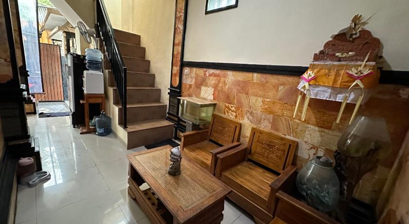 バリ OYO 3771 Kubu Alvian Guest House 2つ星 ホテル プール