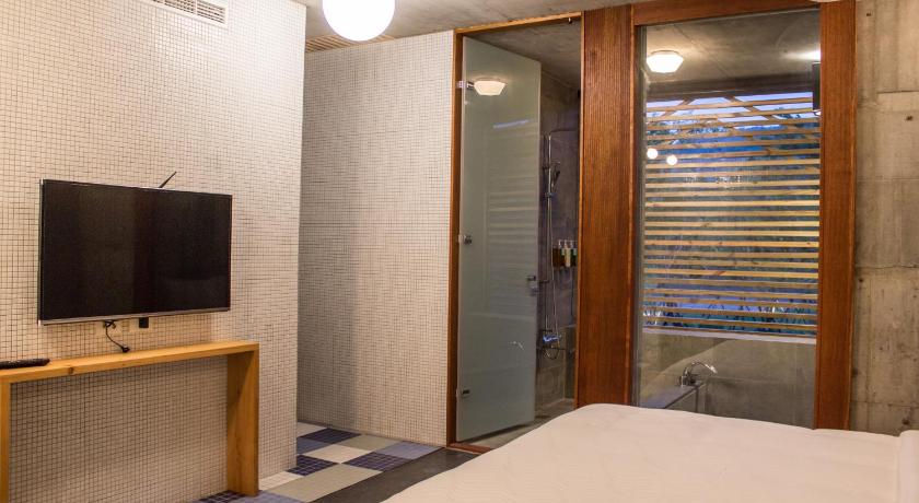 Image of Deluxe Double Room with Bath 9