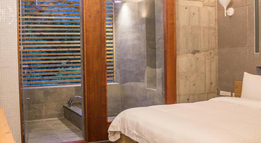 Image of Deluxe Double Room with Bath 7
