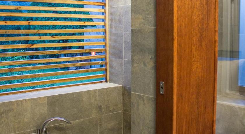 Image of Deluxe Double Room with Bath 10