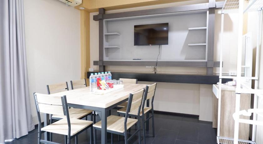 ハートヤイ Shi-ro-i Poshtel 3つ星 ホテル レストラン