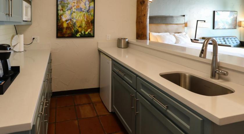 Image of King Suite with Mountain View 8