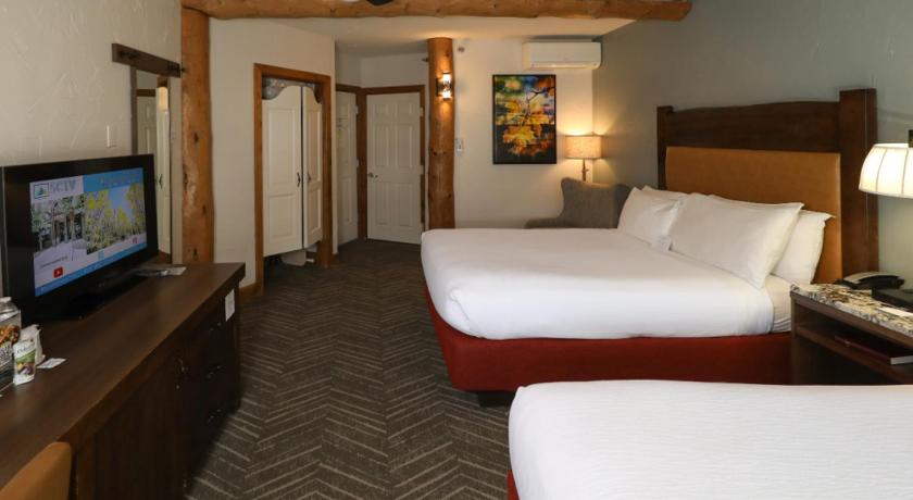 Image of Queen Room with Two Queen Beds with Mountain View 5