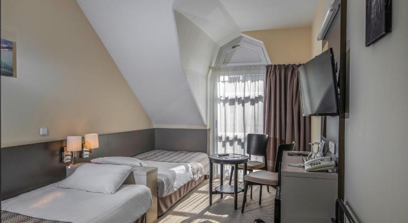 Image of Standard Room with 2 Single Beds 3
