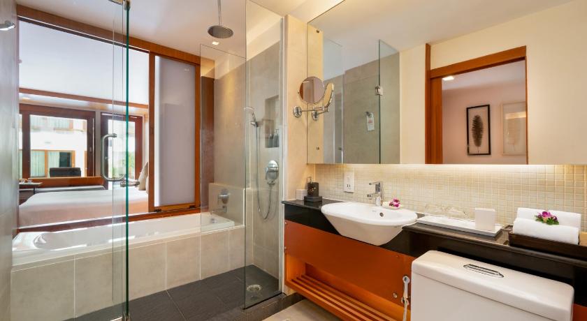 Image of Deluxe Pool Access 2