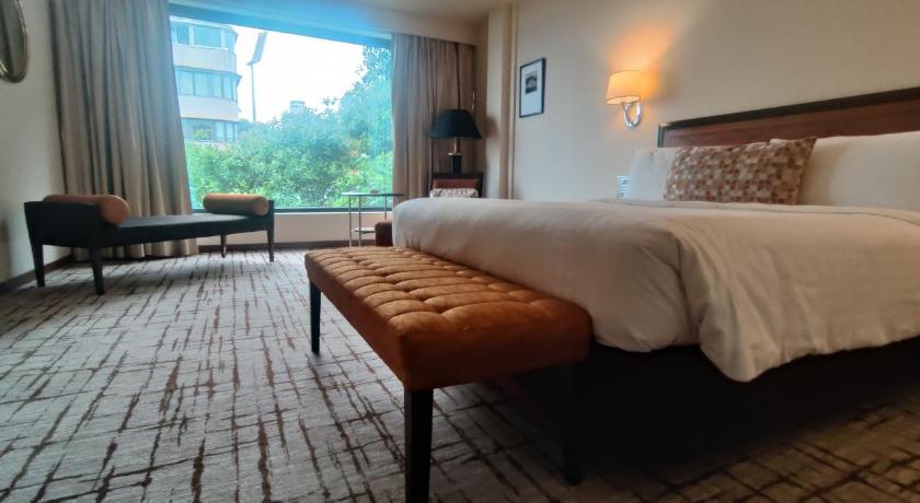 Luksusa "suite" numurs ar daļēju skatu uz jūru (Deluxe Suite with Partial Sea View) attēls 1