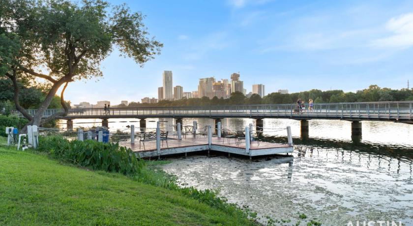 奧斯汀 Waterfront Loft w Park View with Pool and Dock Access 4星级 住宿 餐厅