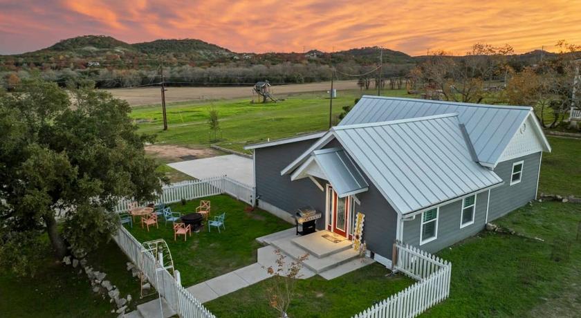 Historic 1 BR Cottage - Mountain Views - Firepit