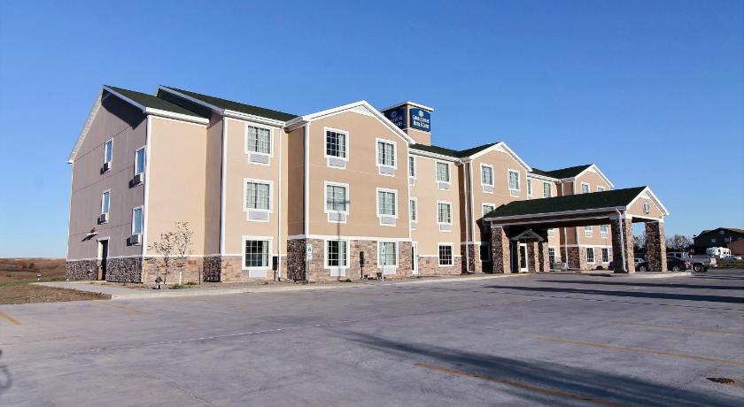 a large brick building with a large window, Cobblestone Hotel & Suites - Beulah in Beulah (ND)
