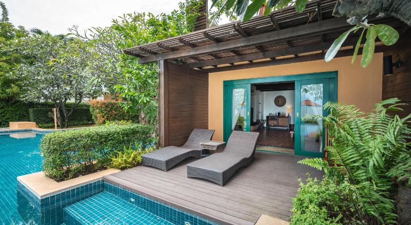 Image of Beachfront Pool Access Suite 7