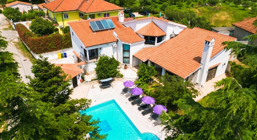 Villa Belvue - Big Pool & Private Parking - 500m Sea
