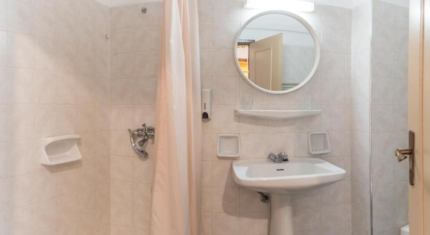 Image of Standard Twin Room with Garden View 11