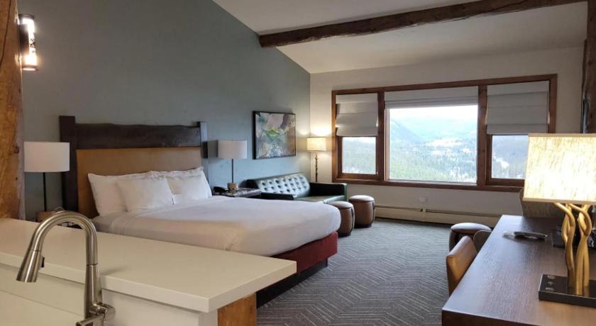 Image of King Suite with Mountain View 4