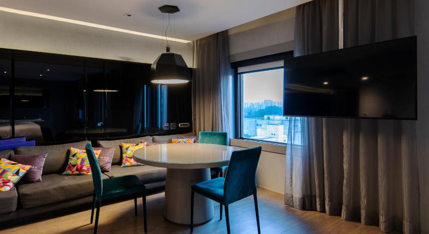 Image of Pullman Queen Suite By Trousseau with View 5