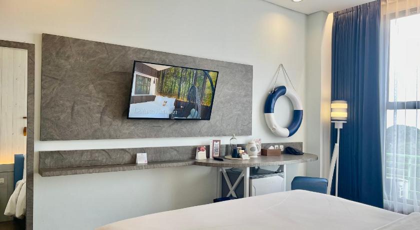 Image of Summer Deluxe Room with King Bed Only 1