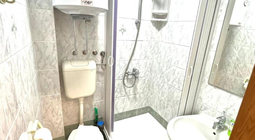 Szoba kétszemélyes ággyal - pótággyal (Double Room with Extra Bed) fotója 2
