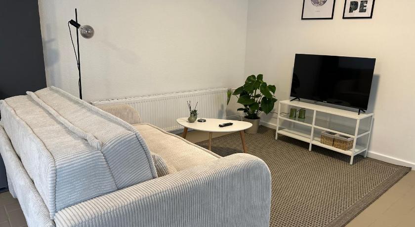 BSD Apartment - Self Check-in & Parkplatz