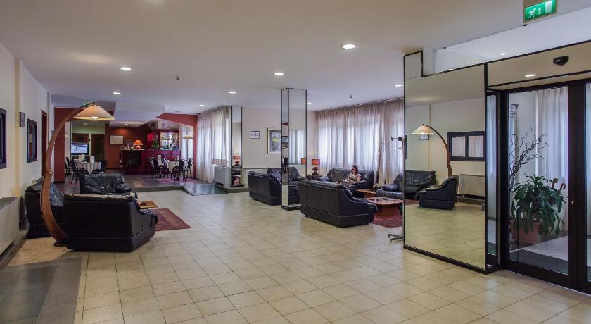 a living room filled with lots of furniture, Hotel Quadrifoglio in Cagliari