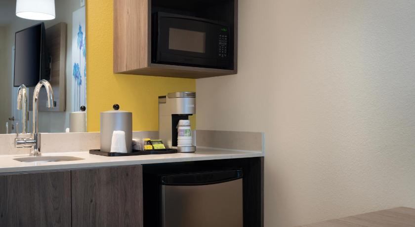 Image of 2 Bedroom Queen Suite 3