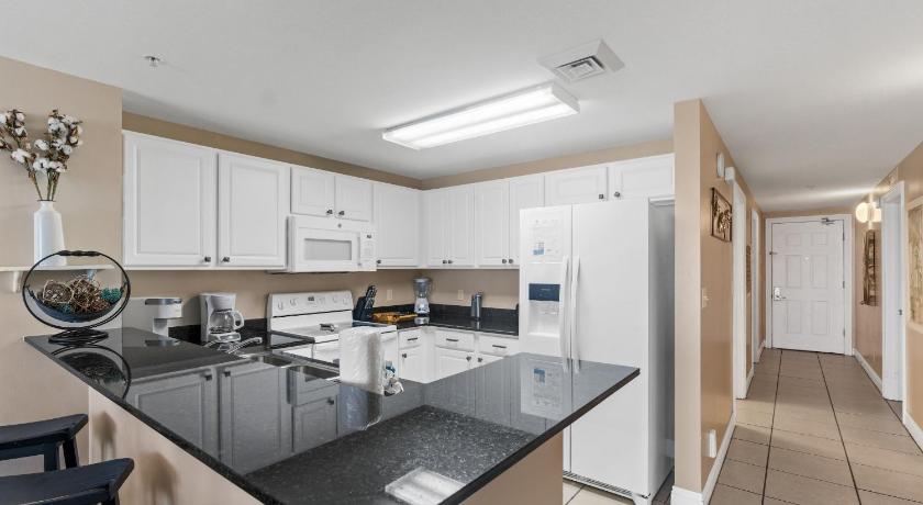 Image of Three-Bedroom Apartment with Sea View – 402W 6