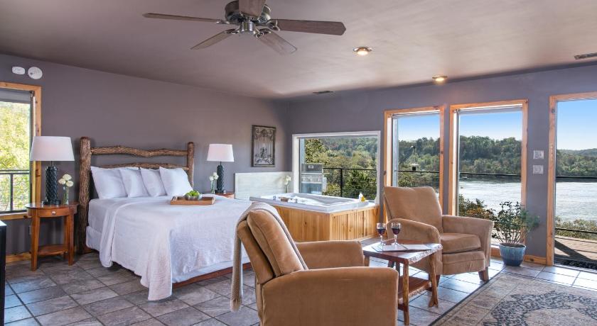 Image of Queen Suite with Lake View 0