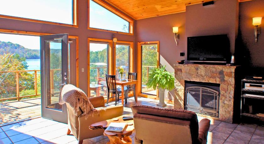 Image of Queen Suite with Lake View 0
