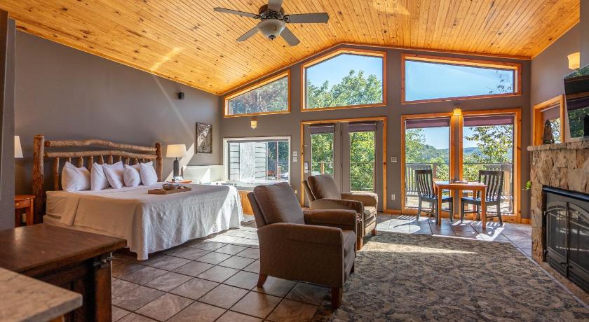 Image of King Cabin with Lake View 0