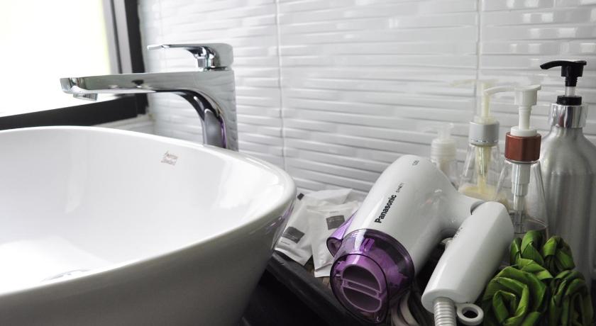 Image of Deluxe Pool View King Bed 13