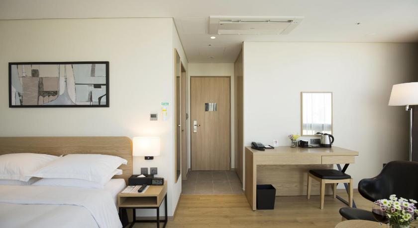 Imatge de 1 Queen Bed, City View 5
