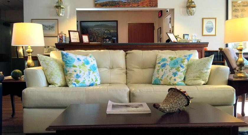 Camden Riverhouse Hotel and Inn photo
