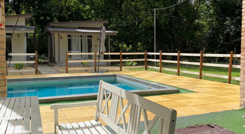 ドゥンゴン Rajawali Riverside Retreat Chalet 4つ星 ホテル プール