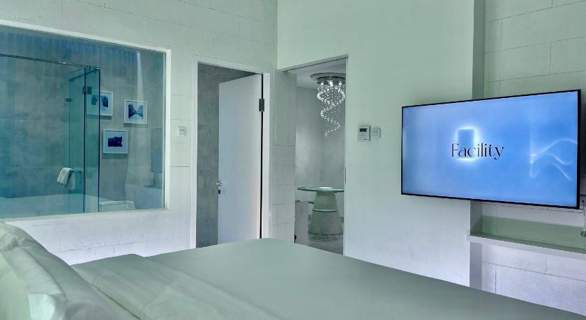 Image of Alaska Suite with King Bed 7