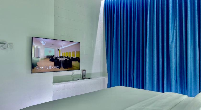 Image of Alaska Suite with King Bed 8