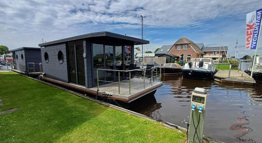 Bed-on-a-Boat - Giethoorn