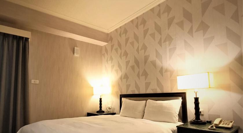 Image of 1 Queen Bed Business Suite 3