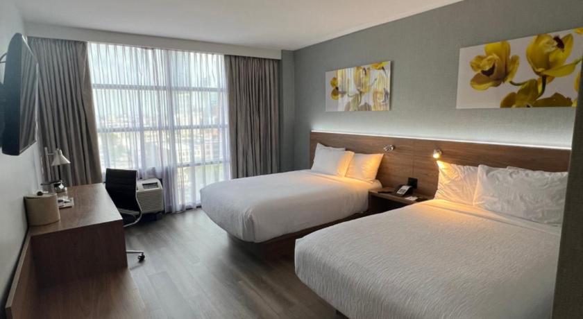 Zdjęcie: 2 Double Beds, Mobility/Hearing Accessible Room, Roll-In Shower, Non-Smoking 0
