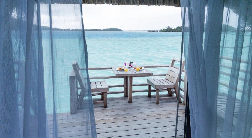 Imagine din 1 King Overwater Bungalow Lagoon View 15