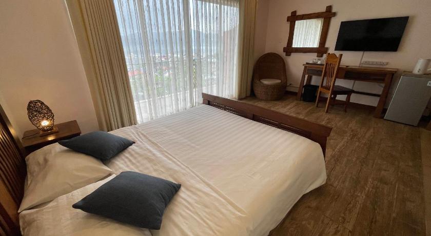 Image of Deluxe Queen 3