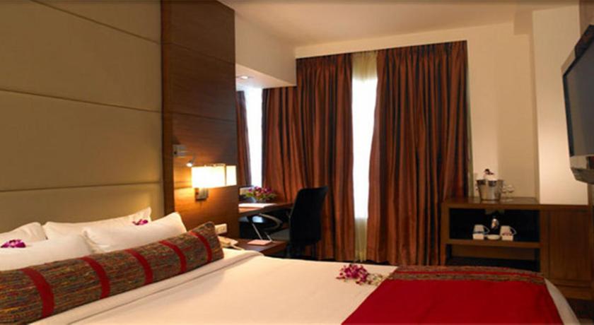 Image of Deluxe Room with Bathtub 11