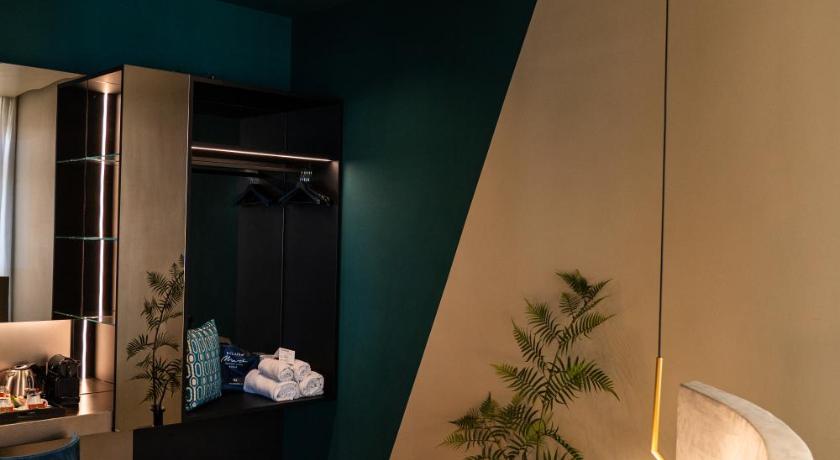 Image of Junior Suite with Side Sea View, Jacuzzi and Balcony 6