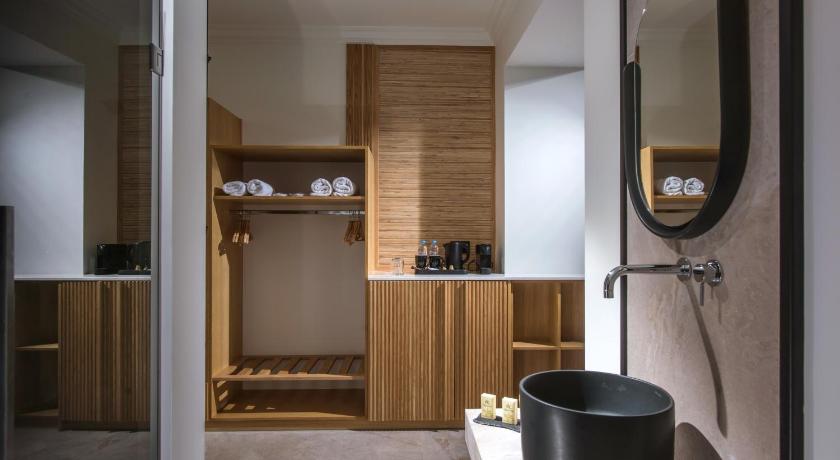 Image of Junior Suite with Pool View 2
