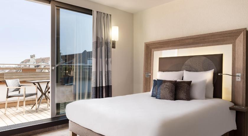 Imagine din Executive Room with 1 double bed for up to 2 ad ults 0