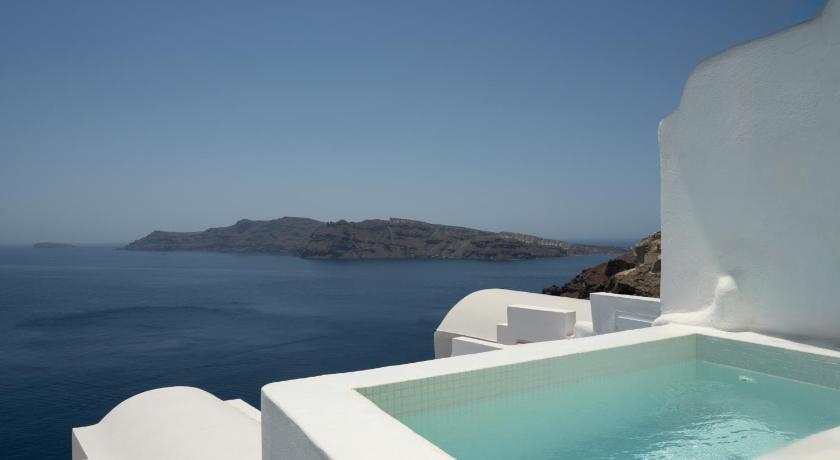 Image of Honeymoon Suite with outdoor hot tub and Caldera View 6
